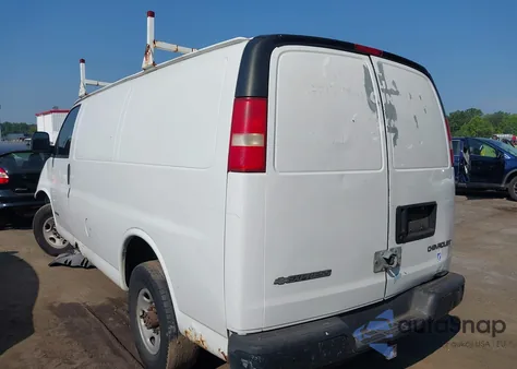 2004 Chevrolet Express z USA, uszkodzony, nr VIN 1GCHG35U241143060